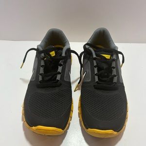 Livestrong Nike Yellow Shoes Youth Size 5.5    5410 15-017